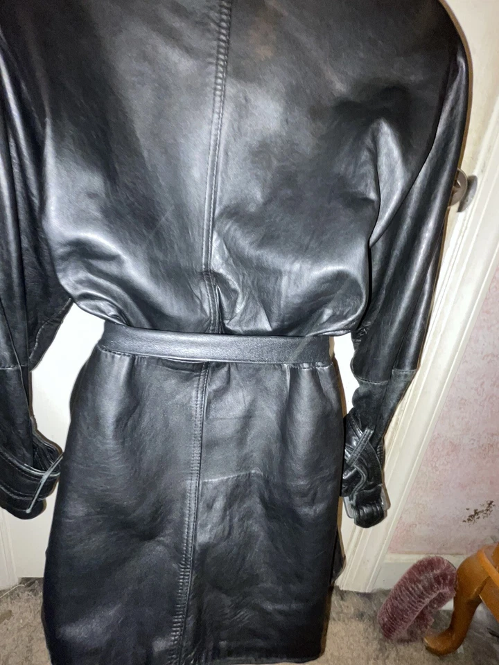 Abrigo Andrew Marc vintage de cuero negro con cinturón Foto 2 de 4
