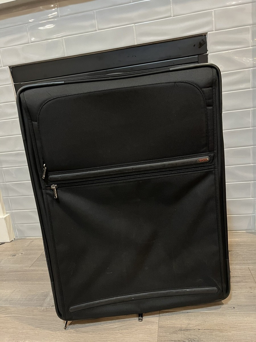 トゥミ 482905 『シドニー』2輪 コンパクト・キャリーオン 23L ローズ International 2 Wheeled Duffel Backpack Carry-On | Tumi US