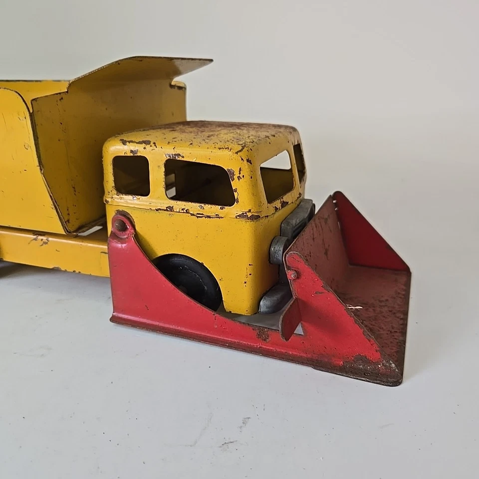 Camión de volteo cargador frontal vintage de acero prensado de los años 50 - Roberts Foto 2 de 4
