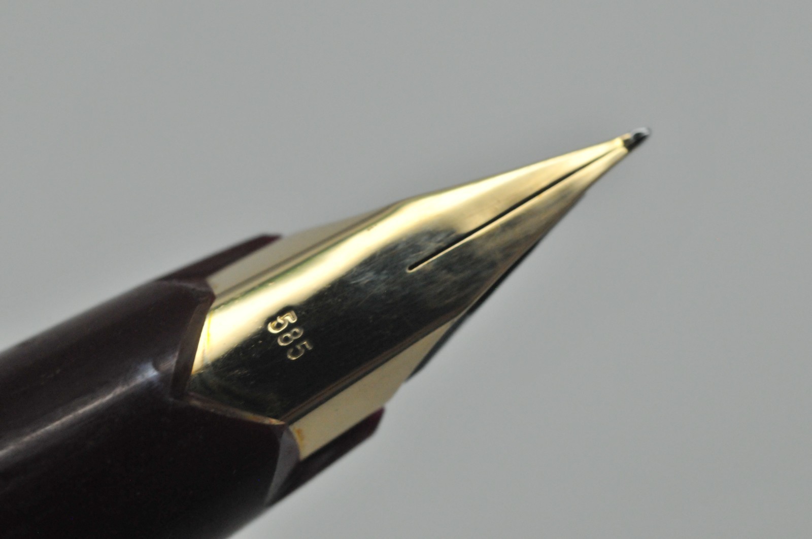 Vintage Montblanc 221 Fountain Pen 14K Fine Nib Borgundy Very Good+ W10010