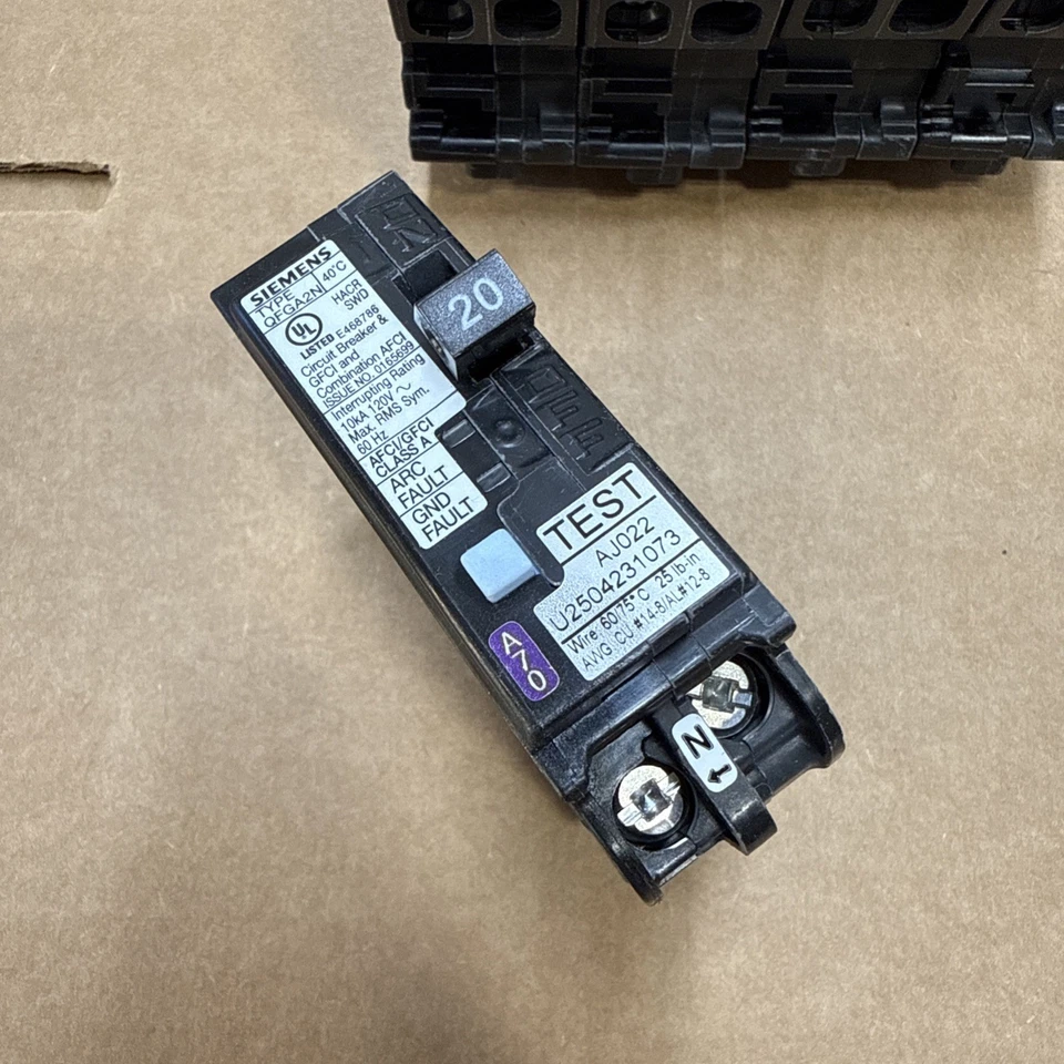 LOT OF 10 SIEMENS Q120DFN 20A DUAL AFCI/GFCI PLUG ON NEUTRAL BREAKER BRAND NEW - Image 2 of 2