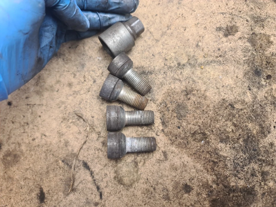 VW Volkswagen Beetle MK2 2010 Locking Wheel Nut Bolt & Key — 第 2/3 张图片