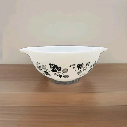 Pyrex 443 Gooseberry Cinderella 2 1/2 QT Mixing Bowl Black White Vintage