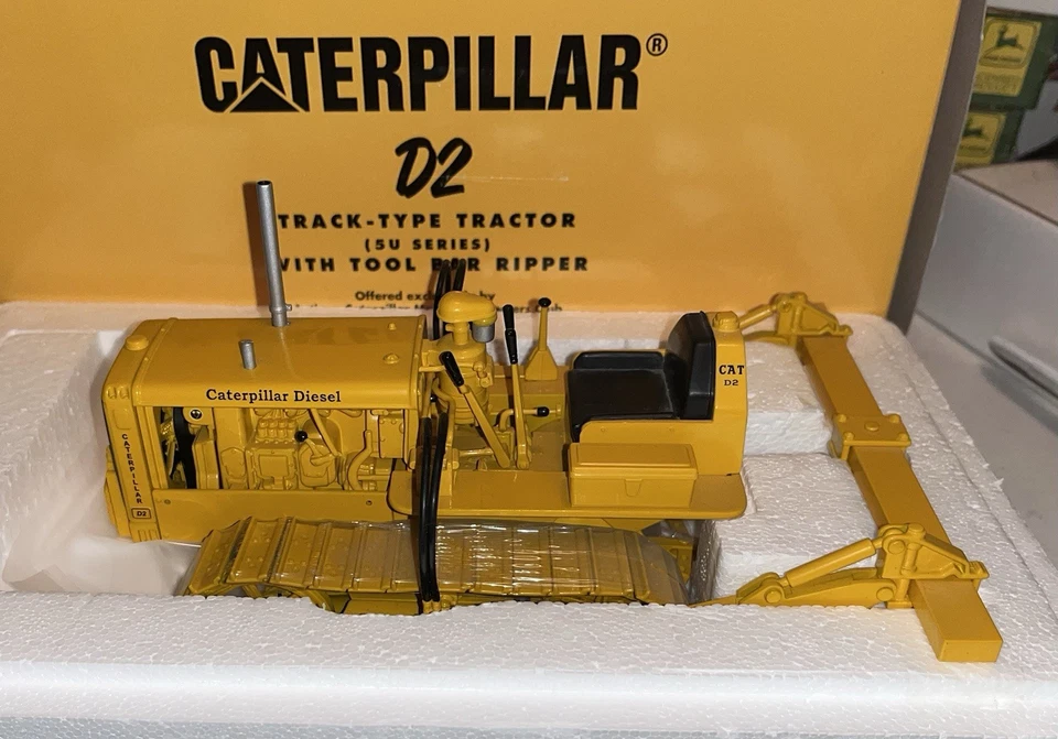 SPECCAST ACMOC Caterpillar Cat D2 Crawler Tractor with Tool Bar Ripper 1/16 - Image 2 of 4