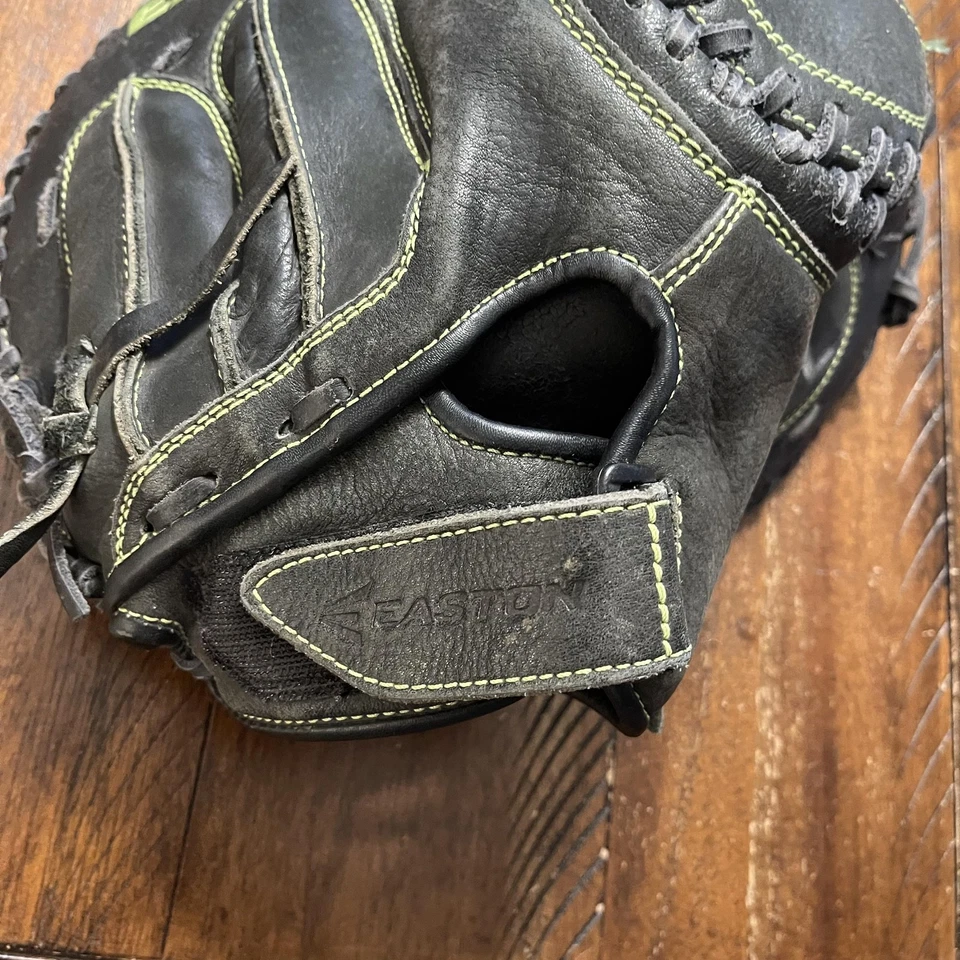 Guante de softbol lanzamiento rápido Easton SYMFP-2000 Catcher para mujer de cuero tiro derecho Foto 4 de 4