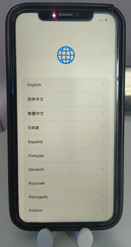 iPhone 11 Rosso + AirPods + Caricabatterie Lightning e set di vetri protettivi - Immagine 3 di 4