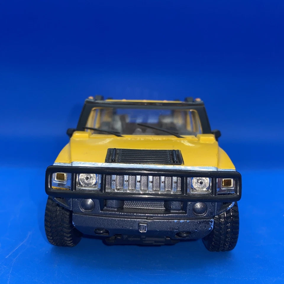 MotorMax 1998 Chevrolet Corvette convertible And Maisto 1:27 Hummer Lot 1/24 - Image 3 of 4
