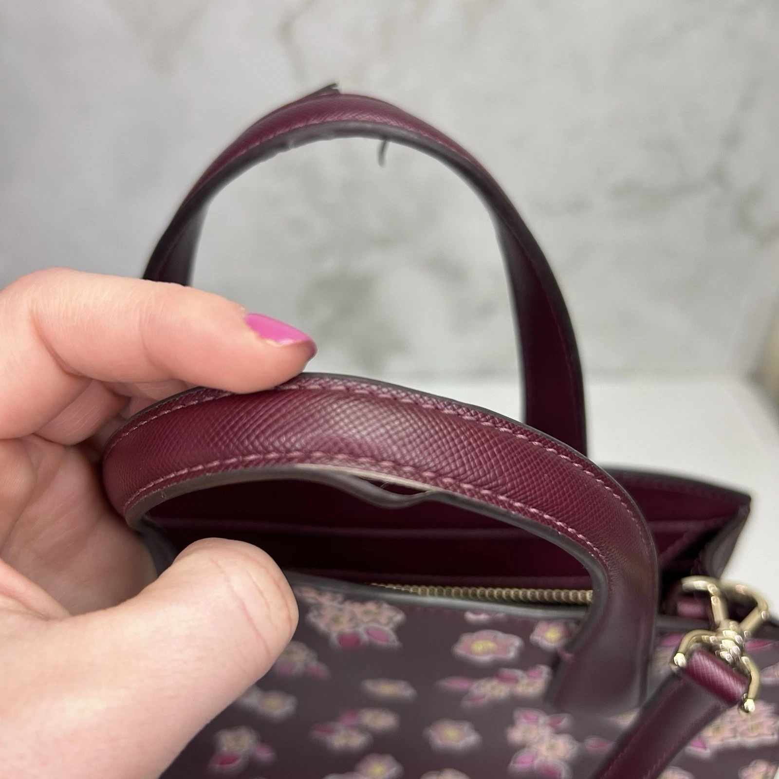 Borsa a tracolla Kate Spade Frosted Floral Tinsel Deep Berry che esce con stampa floreale