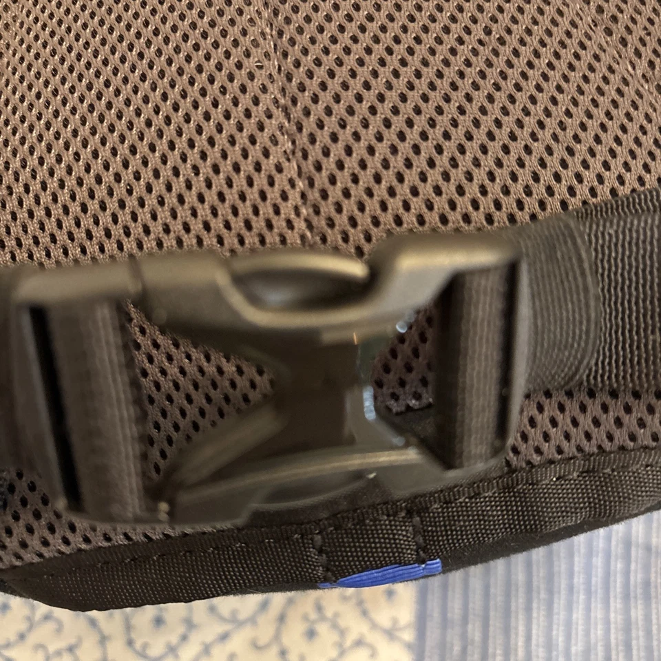 Think Tank TurnStyle 10 V2.0 Sling Camera Bag – Black – Mirrorless Crossbody - Image 4 of 4