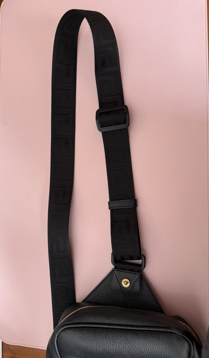 Versace Herren Sling Umhängetasche Leder, schwarz