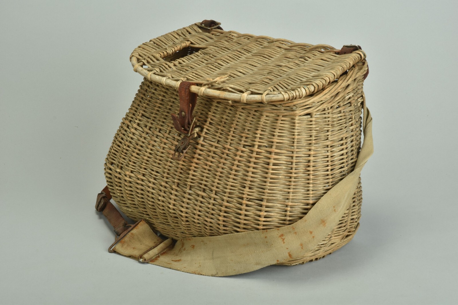 Old Fishing Creel. Anglers' Wicker Basket with Salmon Priest. Ref RZIY