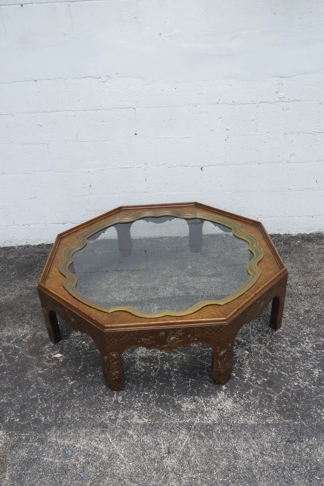 Mesa de centro Hollywood Regency grande octágona de madera pintada a mano por Baker 4987 Foto 2 de 4