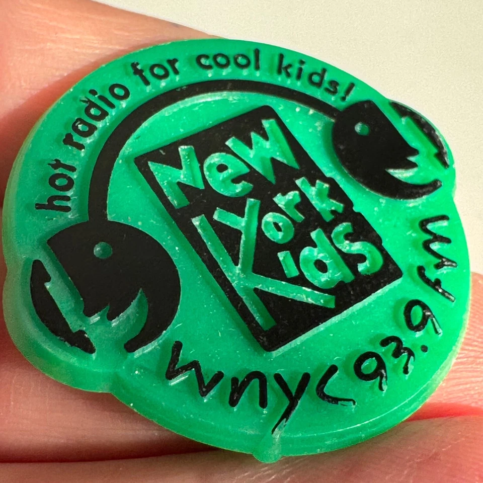 De colección WNYC New York Kids Radio 93.9 Hot Radio para niños geniales Pin de solapa de plástico Foto 2 de 3