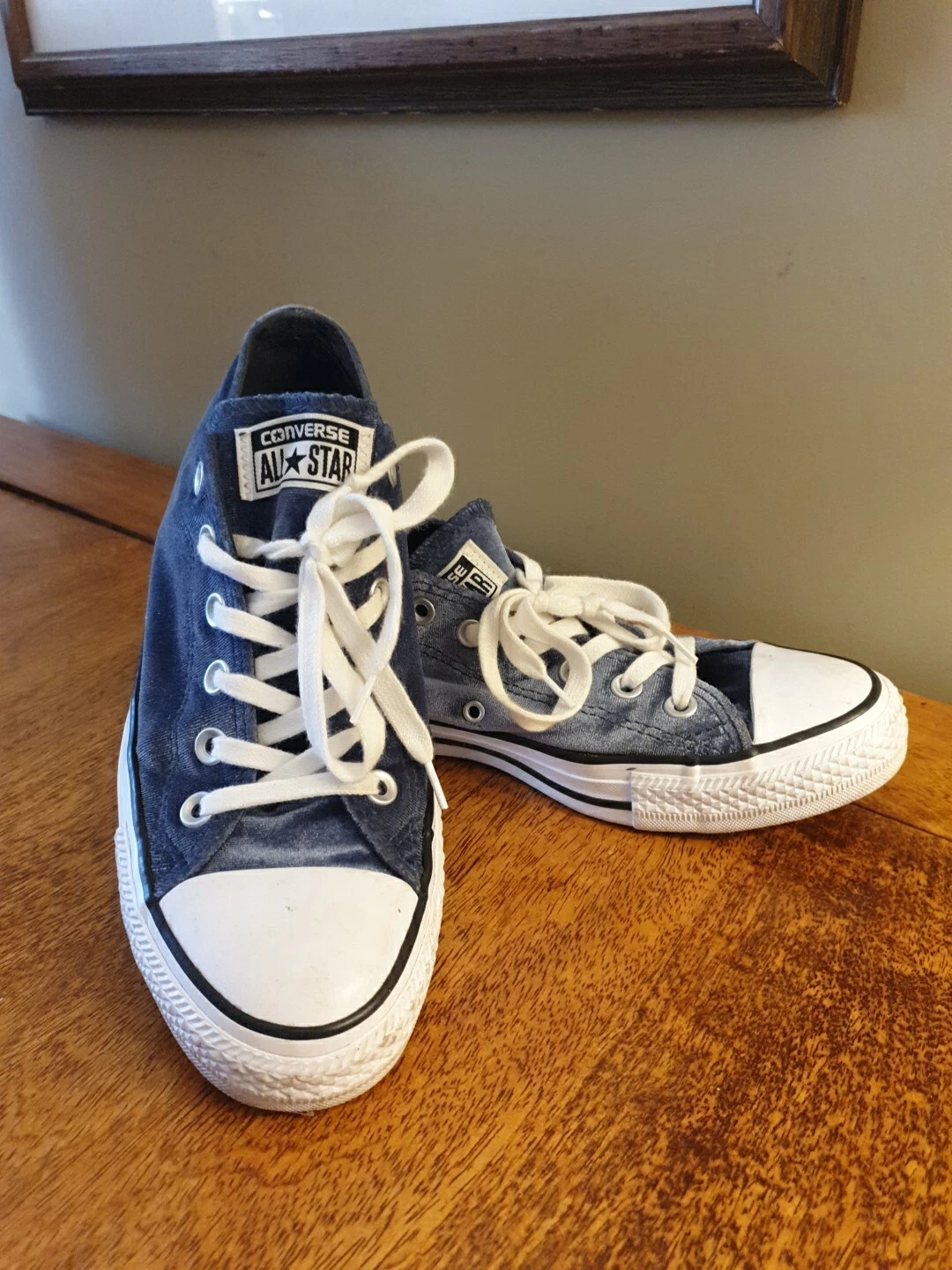 Scarpe da ginnastica Converse décolleté blu velluto e bianche ballerine Plimsolls taglia UK 7