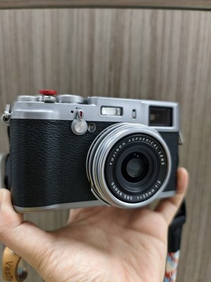 Fujifilm X100 12.3MP APS-C CMOS EXR 4x Optical Zoom Digital Camera