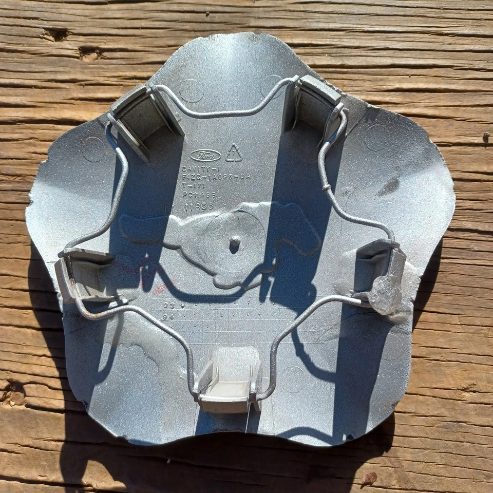 Tapa central Ford Mustang, 1994-1998 parte # F4ZC 1A096 DA repintada reparada Foto 3 de 3