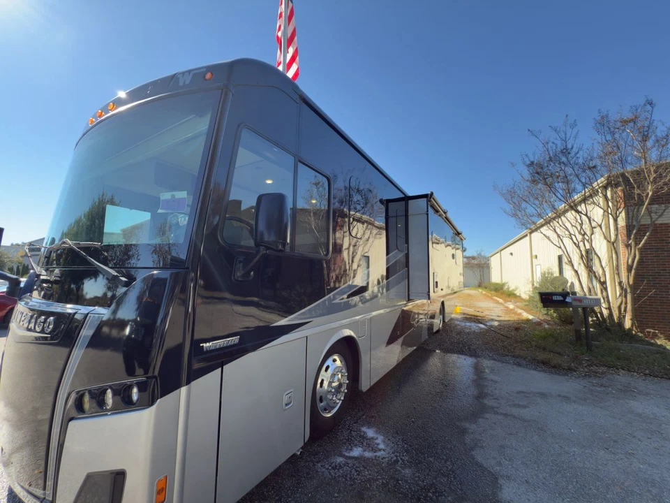 Winnebago Forza Class A Motorhome Freightliner Cummins Diesel 1-Owner Low Miles - Image 3 of 4