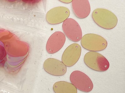 Konvolut 700 Teile Wein Regenbogen ovale Form Pailletten Bastelbedarf für DIY Projekte