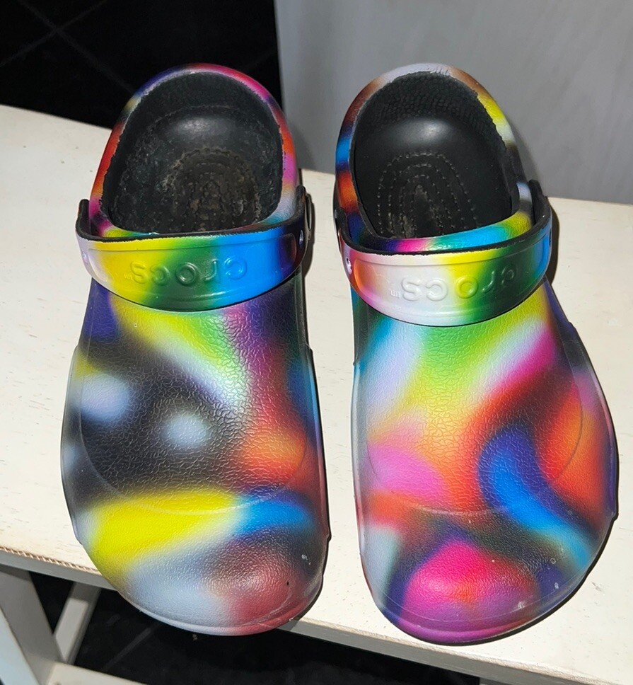 Crocs Bistro Graphic Clogs Slip Resistant Rainbow Tie Dye M8  display picture 1