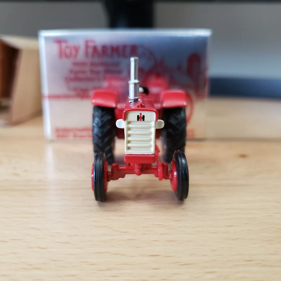 Ertl Toy Farmer International 660 Tractor 1999 National Farm Toy Show 1:64 - Image 4 of 4