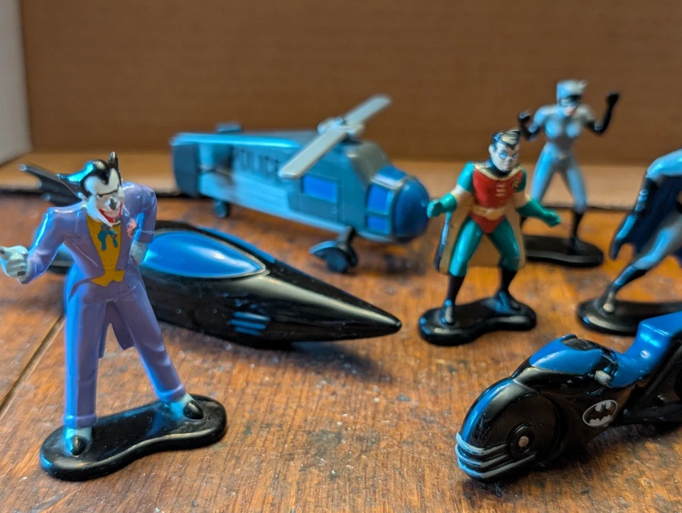 Lote de 13 figuras y vehículos miniatura de metal fundido a presión ERTL Batman Returns Foto 3 de 4