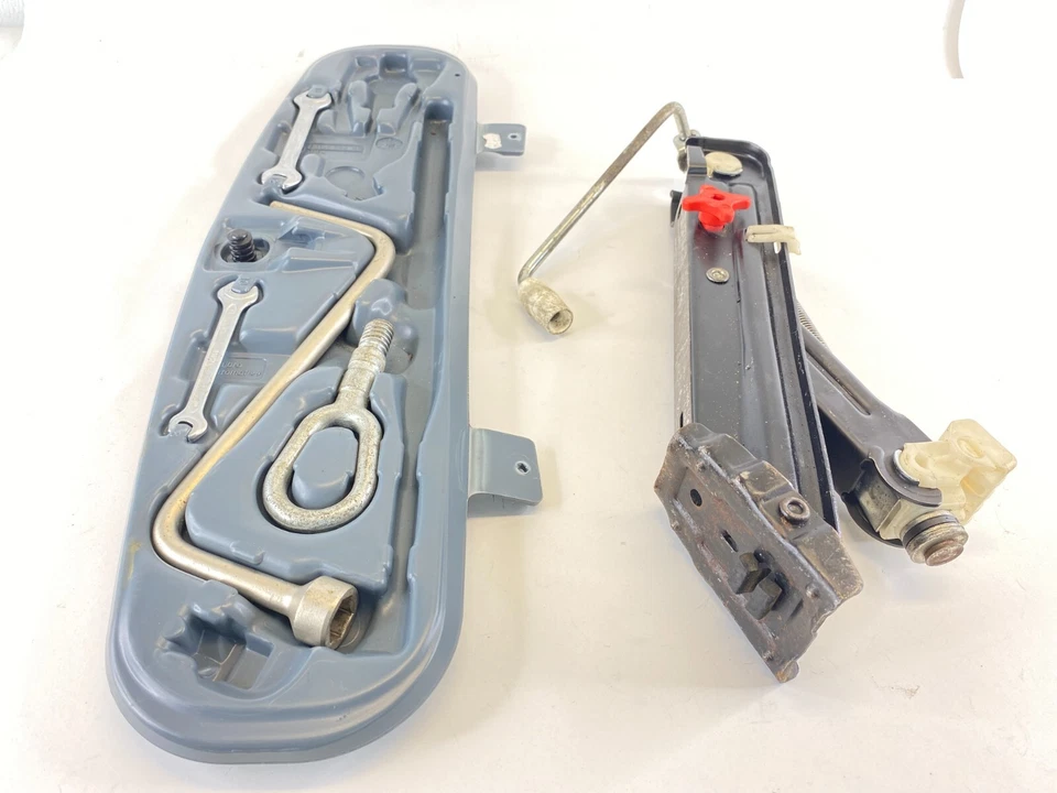 2001-2005 BMW 325i 325xi 330i 330xi Spare Tire Emergency Jack Lift w/ Tools OEM - Imagem 3 de 4