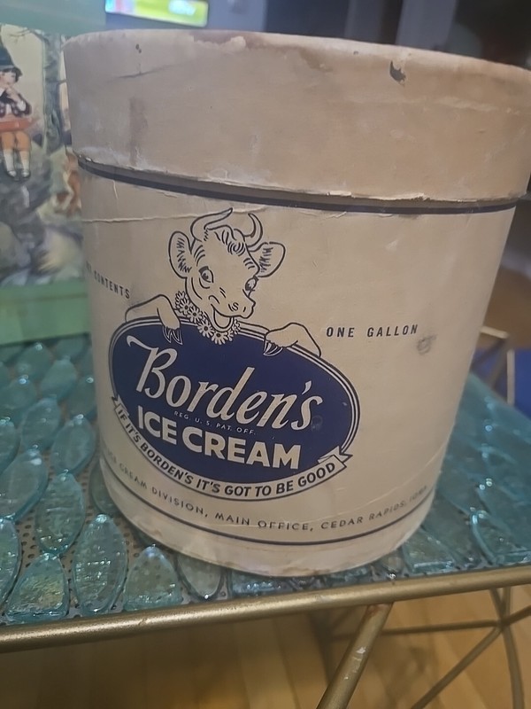 Borden's Ice Cream 1 Gallon Cardboard Container Elsie the Cow Cedar Rapids Iowa