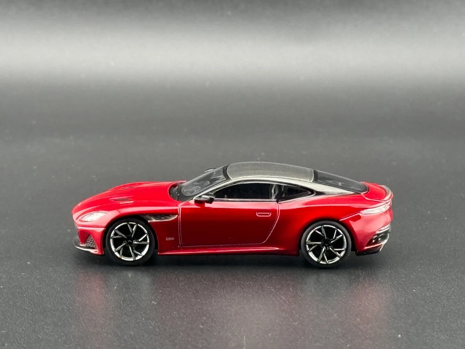 Mini GT Aston Martin DBS - Hyper Red #1065 1/64 Foto 2 de 4