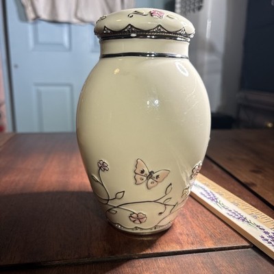 Porcelain Musical Jar Ardleigh Elliott  A Year of Wishes  numbered A2399 Works