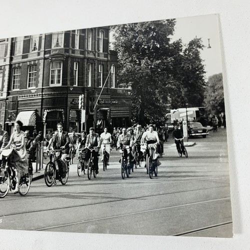 Vintage Amsterdammers op de Fiets RPPC Postcard, Netherlands People on Bikes - Picture 3 of 8