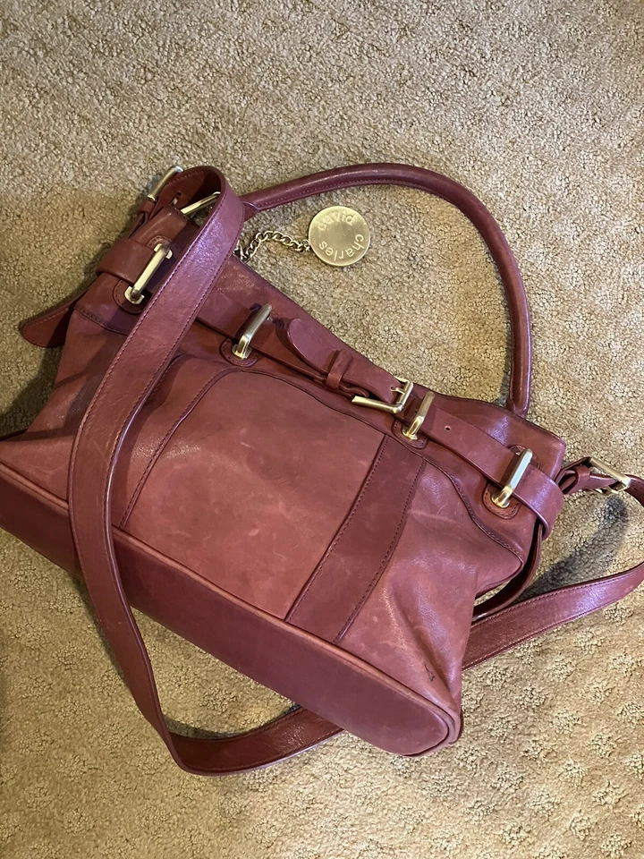 Bolso de hombro de diseñador Charles David mediano de cuero rojo canela y latón Foto 3 de 4