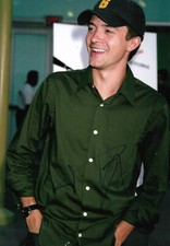 Topher Grace autograph signed 20x30 cm picture