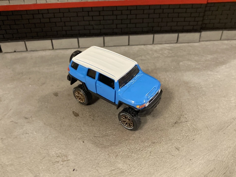 Camión Toyota FJ Cruiser elevado 4x4 1/64 diecast personalizado todo terreno 4x4 caja de cerillas Foto 2 de 4