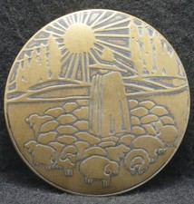 XA19175 VINTAGE 1970s SHEPHERD SHEEP ANIMAL ARTWORK SOLID BRASS BELT BUCKLE
