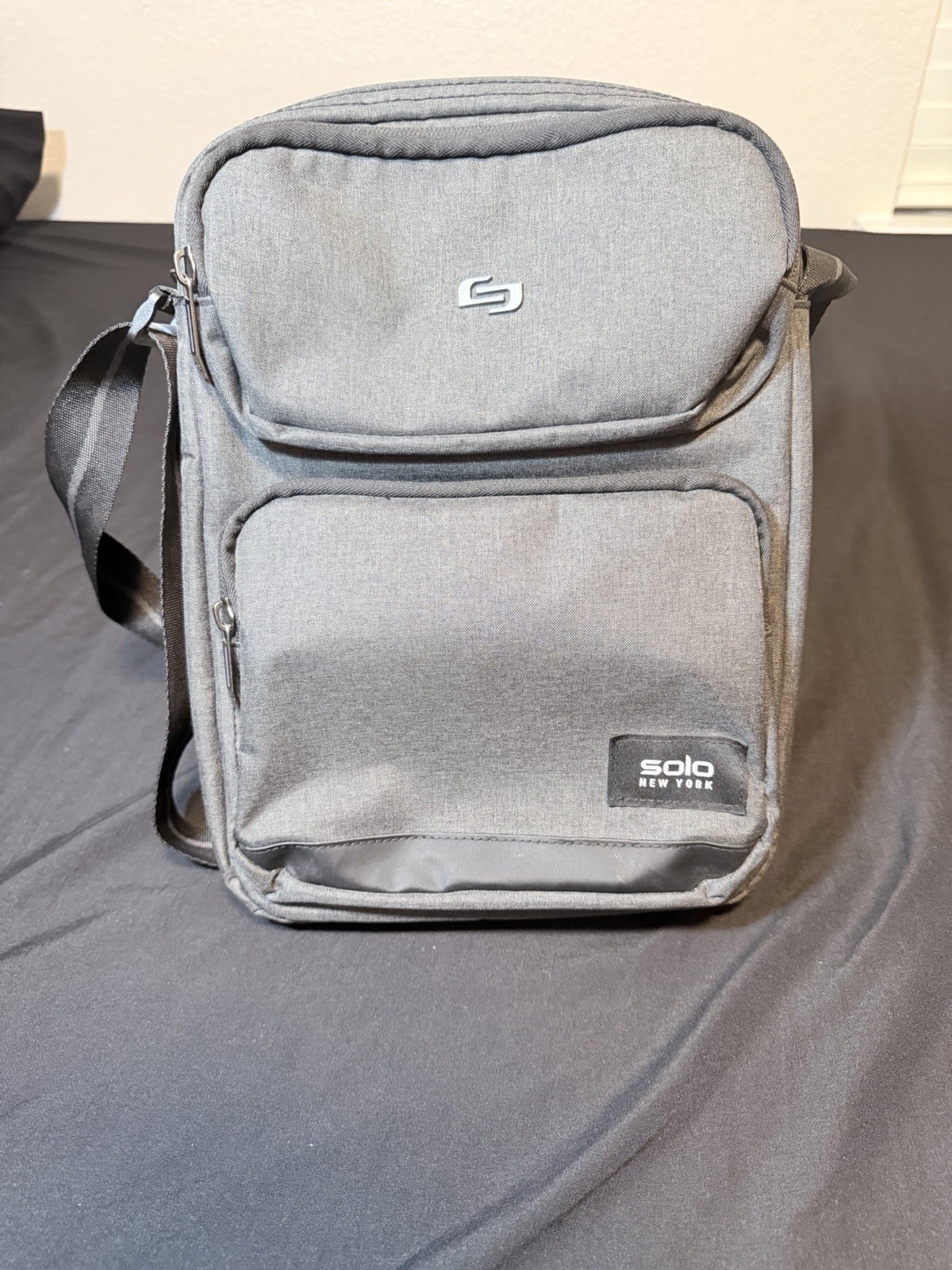 Solo New York Gray Messenger Bag Adjustable Strap Pockets Classic Casual Travel