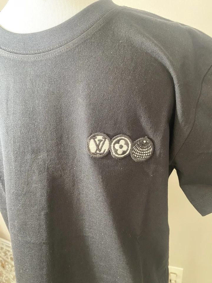 Camiseta negra Louis Vuitton Signature bordada con logotipo LV talla L grande para hombre Foto 4 de 4
