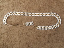 Vtg Women's Belt Adjustable White Plastic Bows Gold Tone Textured Metal Links