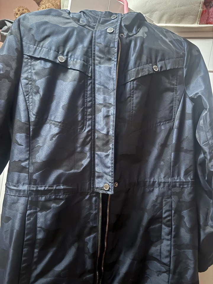 Chaqueta Parka Michael Kors Para Mujer Forrada de Vellón con Capucha Negra Camuflada Talla M Foto 2 de 4