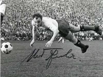 Uwe Seeler - Fußball - DIN A5 Foto mit Originalsignatur - 183 -