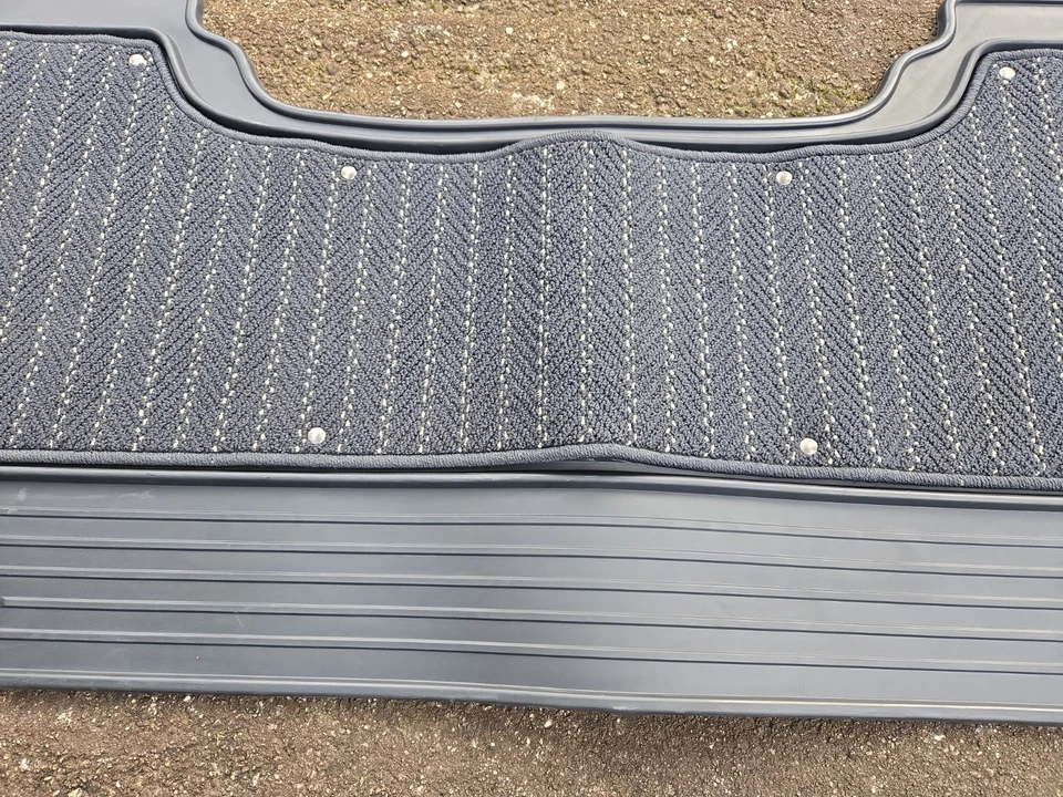 2019-25 RAM 1500 5TH GEN LIMITED FLOOR MAT KIT-FRONT & REAR SET 6LY06TRMAC OEM - Imagem 3 de 4