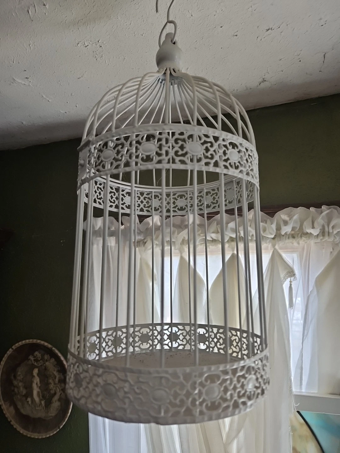 VICTORIAN STYLE PAINTED WHITE ROUND BIRDCAGE ♡ 16" TALL X 8" DIAMETER
Opens in a new window or tab
