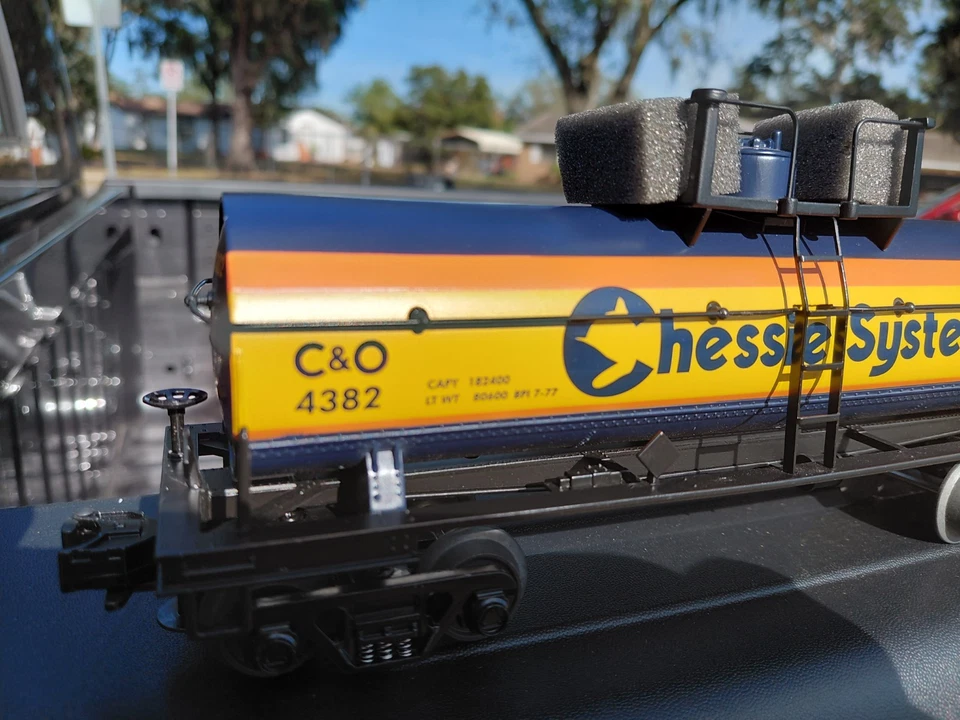 MTH RailKing 30-8105 Die-Cast C&O Chessie System Single Dome Tank Car New in Bo - Image 4 of 4