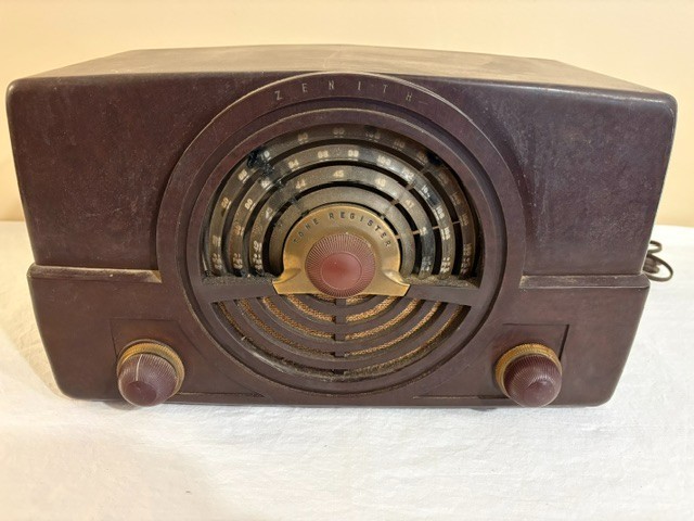 Vtg 1948 Zenith Bakelite Tube Radio Model 7H820 AM-FM Radio - POWERS ON