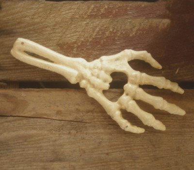 FLASCHENÖFFNER SKELETT HAND GOTHIC HALLOWEEN GUSSEISEN ÖFFNER NEU