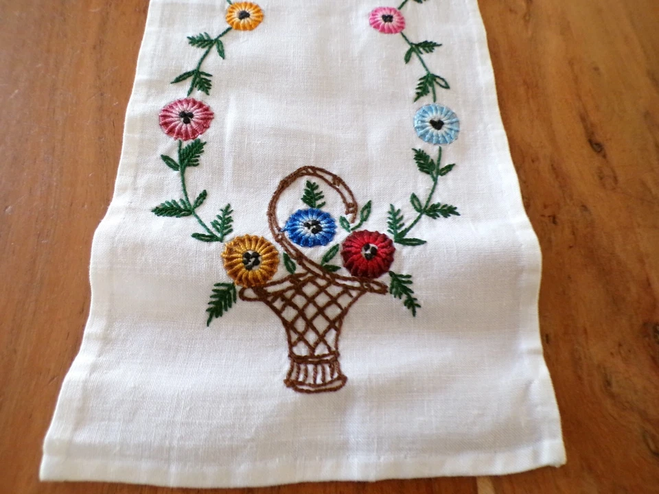Linge ancien  1 Napperon  lin blanc brodé de paniers de fleurs - Photo 3/4