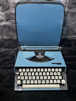 Argyle P201 Vintage Portable Manuel Typewriter  With Case