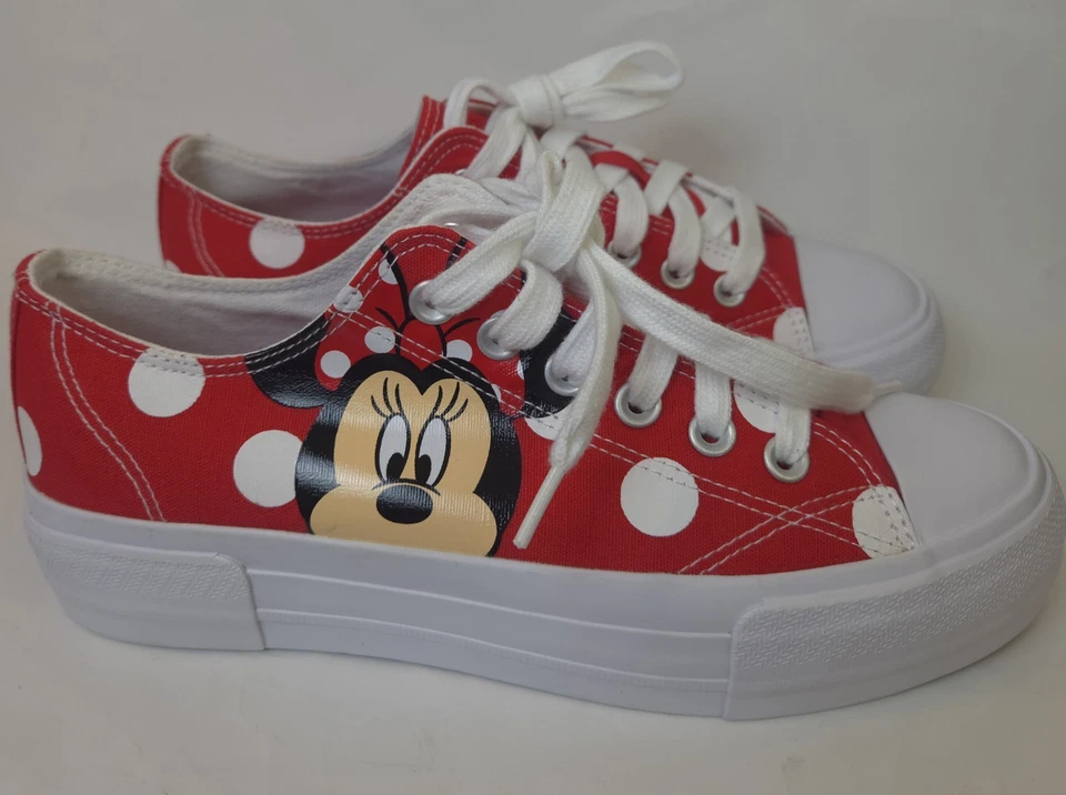 Zapatilla deportiva Disney Minnie Mouse roja a lunares con cordones talla 9. NUEVO sin caja. Foto 3 de 4