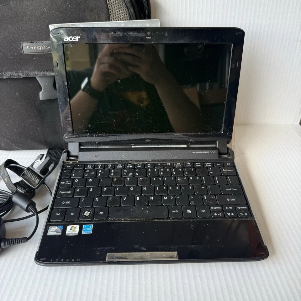 Acer Aspire One Netbook Laptop Paquete con Estuche Cargador Manuales Foto 2 de 4