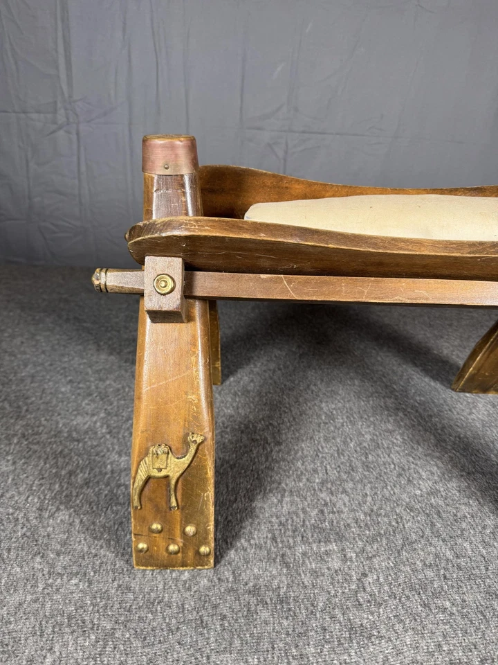 Silla de montar de madera vintage camello taburete plegable otomano latón acentos camello árabe Foto 3 de 4