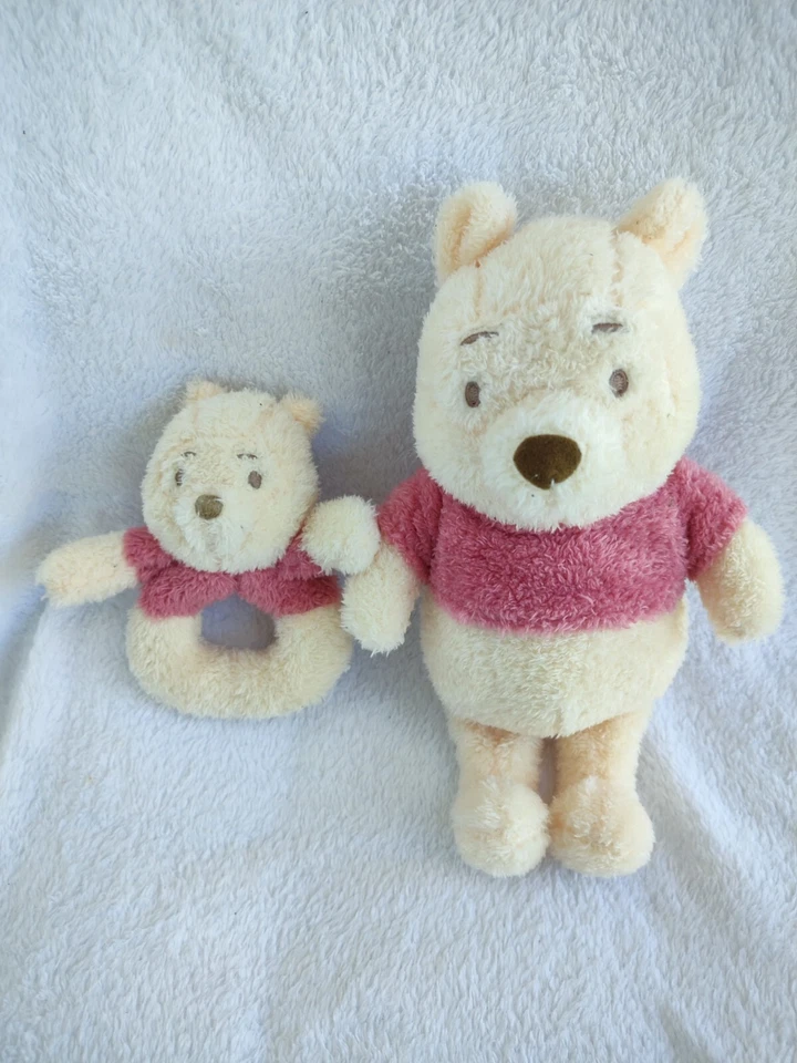 lot doudou peluche winnie l'ourson jaune rouge et son hochet primark - Photo 1/1